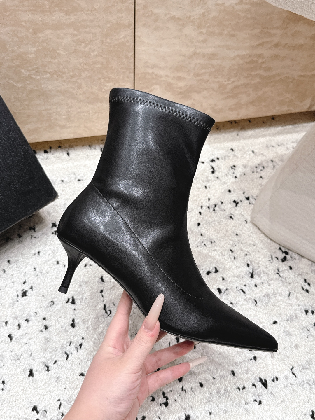 ALAIA~2026vs早秋尖头弹力短靴 一双完美取代的新型时尚短靴,配上不同款式,不同风格都能轻松驾驭,无论牛仔裤,西 ALAIA~2026vs早秋尖头弹力短靴 一双完美取代的新型时尚短靴,配上不同款式,不同风格都能轻松驾驭,无论牛仔裤,西