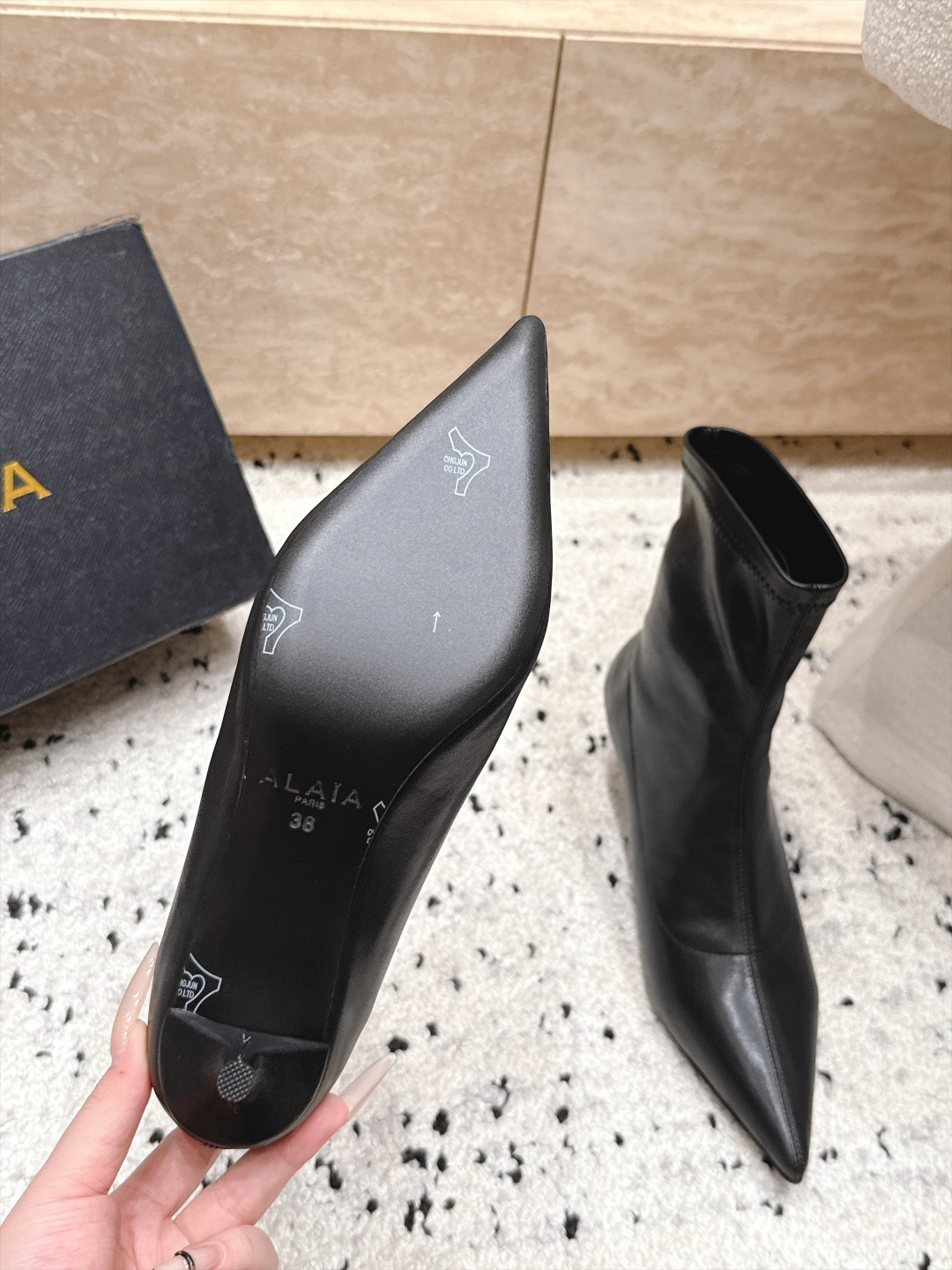 ALAIA~2026vs早秋尖头弹力短靴 一双完美取代的新型时尚短靴,配上不同款式,不同风格都能轻松驾驭,无论牛仔裤,西 ALAIA~2026vs早秋尖头弹力短靴 一双完美取代的新型时尚短靴,配上不同款式,不同风格都能轻松驾驭,无论牛仔裤,西