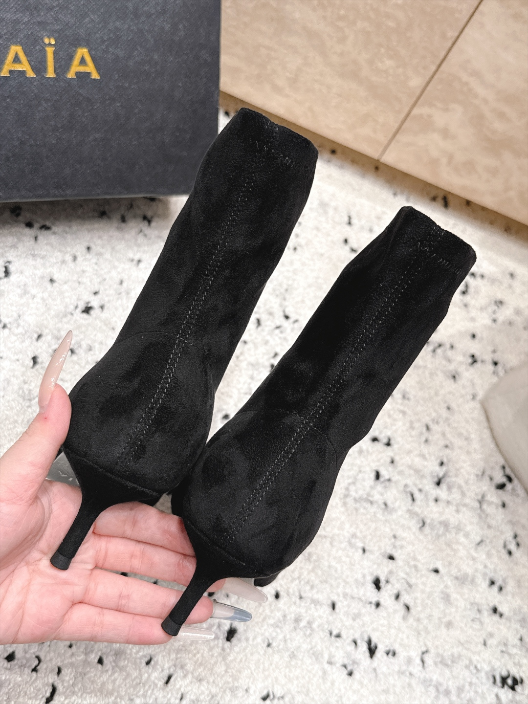 ALAIA~2026vs早秋尖头弹力短靴 一双完美取代的新型时尚短靴,配上不同款式,不同风格都能轻松驾驭,无论牛仔裤,西 ALAIA~2026vs早秋尖头弹力短靴 一双完美取代的新型时尚短靴,配上不同款式,不同风格都能轻松驾驭,无论牛仔裤,西