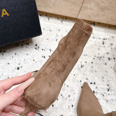 ALAIA~2026vs早秋尖头弹力短靴 一双完美取代的新型时尚短靴,配上不同款式,不同风格都能轻松驾驭,无论牛仔裤,西 ALAIA~2026vs早秋尖头弹力短靴 一双完美取代的新型时尚短靴,配上不同款式,不同风格都能轻松驾驭,无论牛仔裤,西