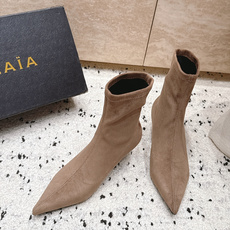 ALAIA~2026vs早秋尖头弹力短靴 一双完美取代的新型时尚短靴,配上不同款式,不同风格都能轻松驾驭,无论牛仔裤,西 ALAIA~2026vs早秋尖头弹力短靴 一双完美取代的新型时尚短靴,配上不同款式,不同风格都能轻松驾驭,无论牛仔裤,西