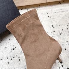 ALAIA~2026vs早秋尖头弹力短靴 一双完美取代的新型时尚短靴,配上不同款式,不同风格都能轻松驾驭,无论牛仔裤,西 ALAIA~2026vs早秋尖头弹力短靴 一双完美取代的新型时尚短靴,配上不同款式,不同风格都能轻松驾驭,无论牛仔裤,西