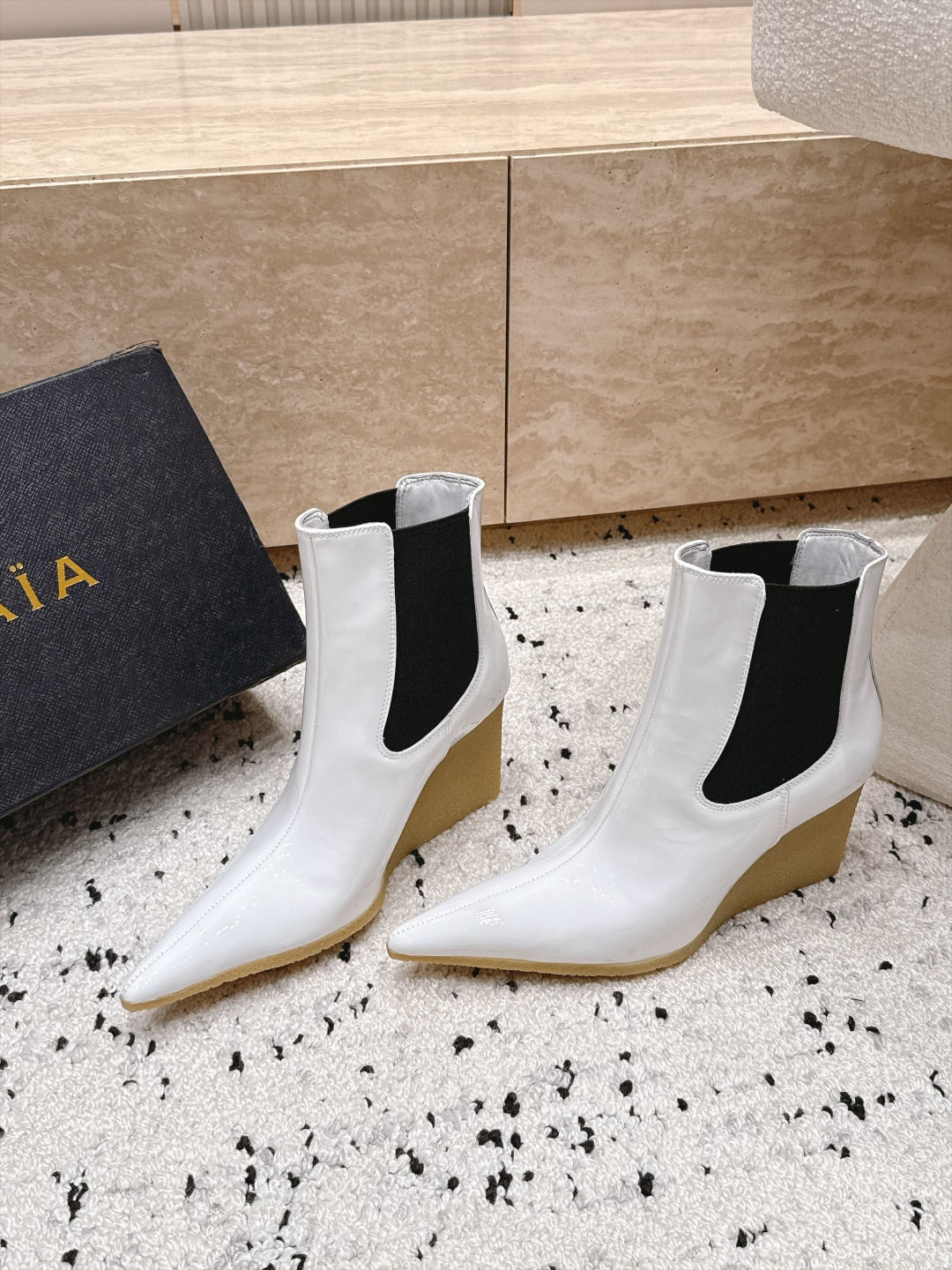 ALAIA～2026vs早秋尖头松紧坡跟短靴 一双完美取代的新型时尚短靴，配上不同款式，不同风格都能轻松驾驭，无论牛仔裤
