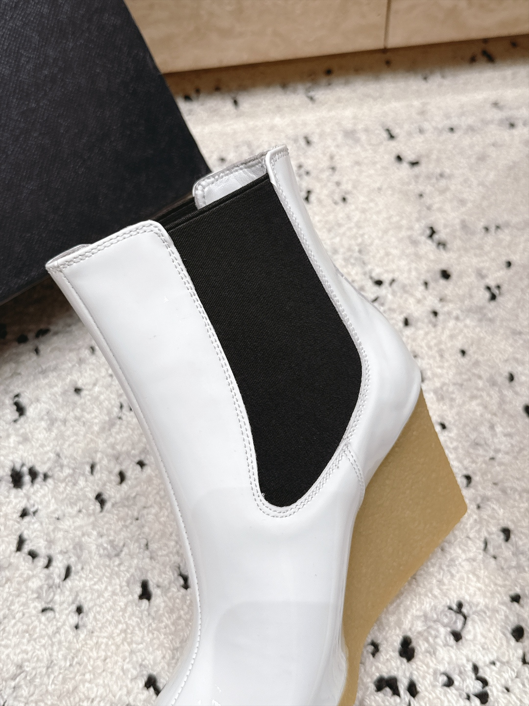 ALAIA~2026vs早秋尖头松紧坡跟短靴 一双完美取代的新型时尚短靴,配上不同款式,不同风格都能轻松驾驭,无论牛仔裤 ALAIA~2026vs早秋尖头松紧坡跟短靴 一双完美取代的新型时尚短靴,配上不同款式,不同风格都能轻松驾驭,无论牛仔裤