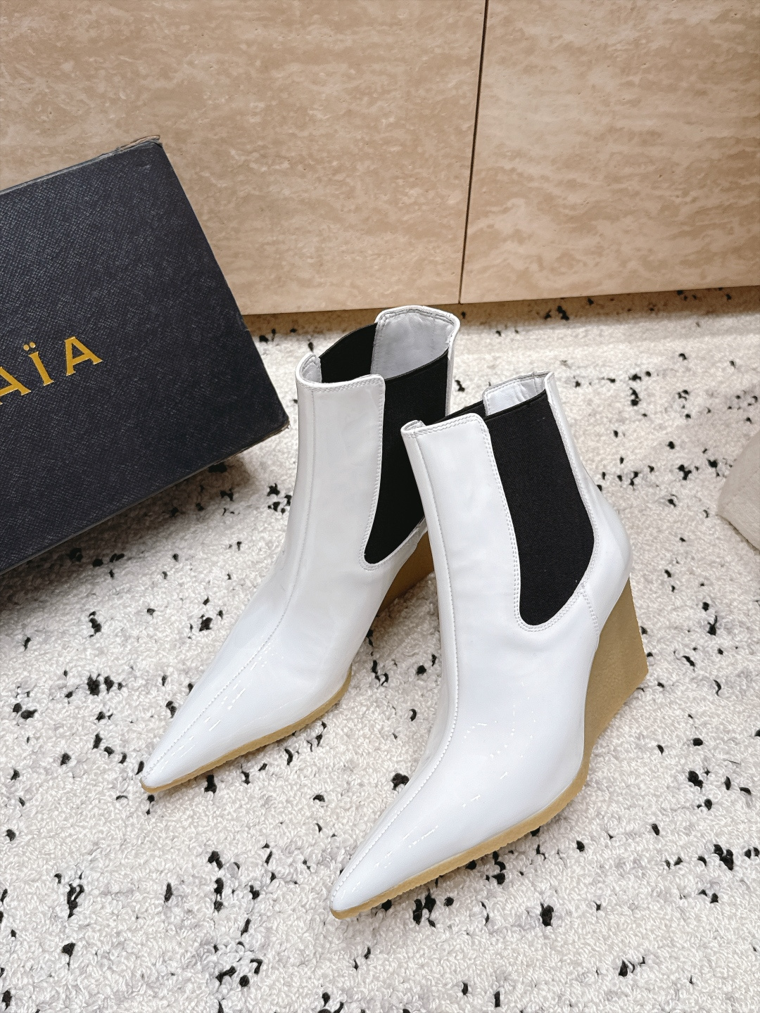 ALAIA~2026vs早秋尖头松紧坡跟短靴 一双完美取代的新型时尚短靴,配上不同款式,不同风格都能轻松驾驭,无论牛仔裤 ALAIA~2026vs早秋尖头松紧坡跟短靴 一双完美取代的新型时尚短靴,配上不同款式,不同风格都能轻松驾驭,无论牛仔裤