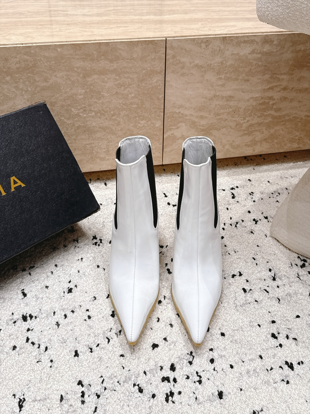 ALAIA~2026vs早秋尖头松紧坡跟短靴 一双完美取代的新型时尚短靴,配上不同款式,不同风格都能轻松驾驭,无论牛仔裤 ALAIA~2026vs早秋尖头松紧坡跟短靴 一双完美取代的新型时尚短靴,配上不同款式,不同风格都能轻松驾驭,无论牛仔裤