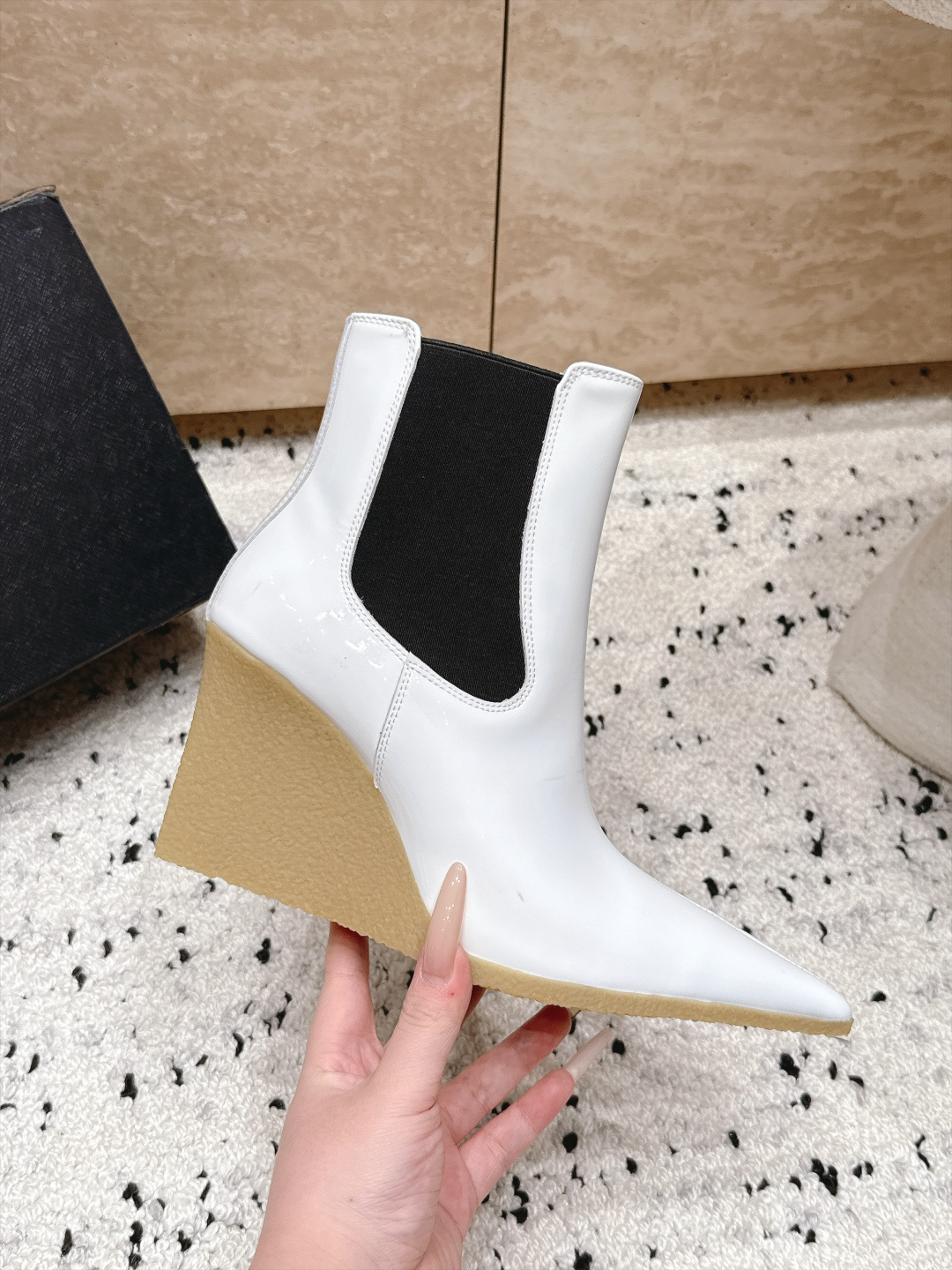 ALAIA~2026vs早秋尖头松紧坡跟短靴 一双完美取代的新型时尚短靴,配上不同款式,不同风格都能轻松驾驭,无论牛仔裤 ALAIA~2026vs早秋尖头松紧坡跟短靴 一双完美取代的新型时尚短靴,配上不同款式,不同风格都能轻松驾驭,无论牛仔裤