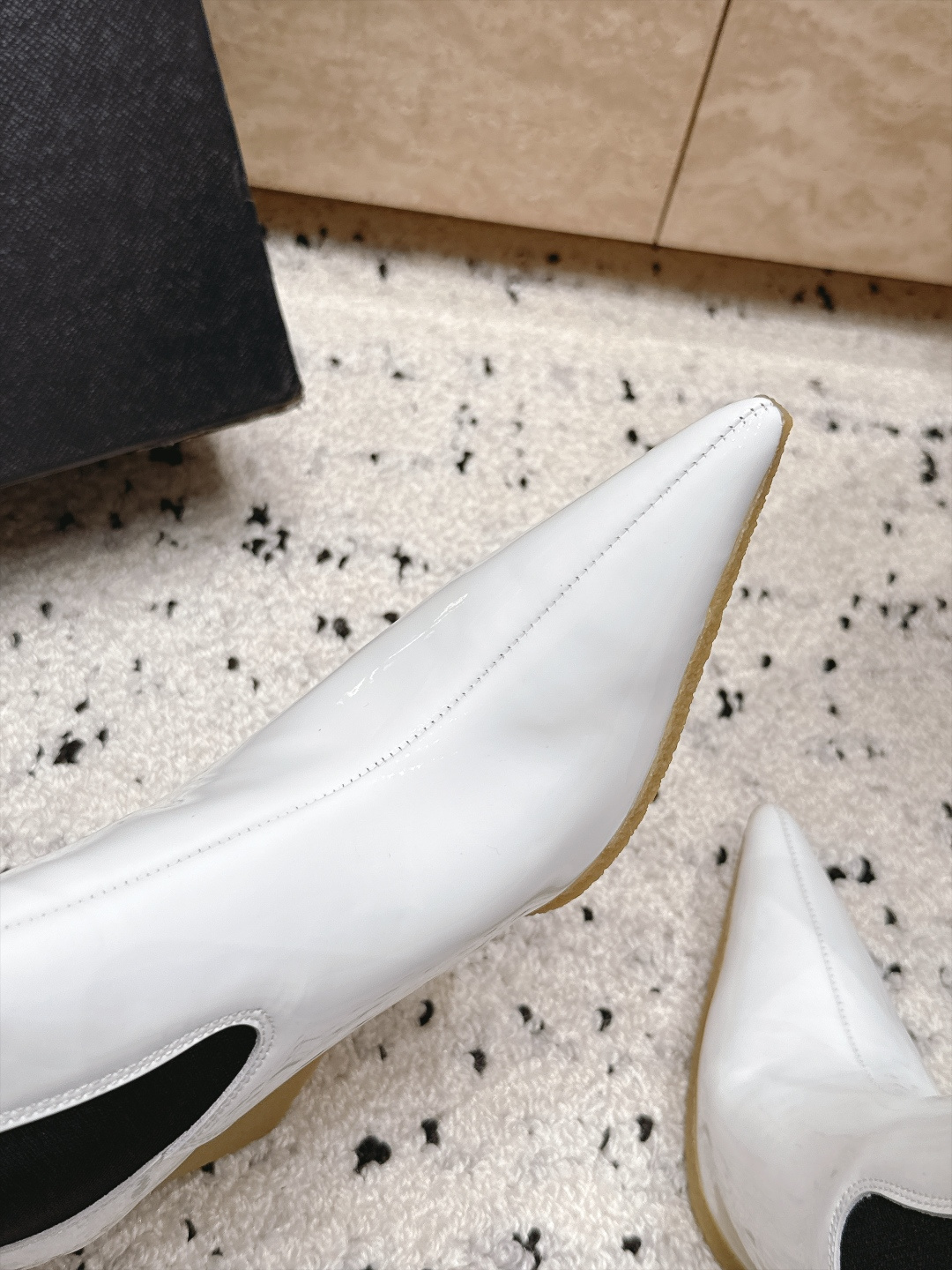 ALAIA~2026vs早秋尖头松紧坡跟短靴 一双完美取代的新型时尚短靴,配上不同款式,不同风格都能轻松驾驭,无论牛仔裤 ALAIA~2026vs早秋尖头松紧坡跟短靴 一双完美取代的新型时尚短靴,配上不同款式,不同风格都能轻松驾驭,无论牛仔裤