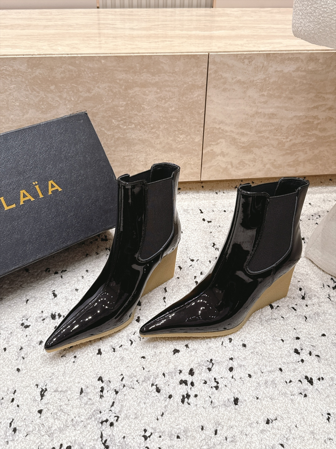 ALAIA～2026vs早秋尖头松紧坡跟短靴 一双完美取代的新型时尚短靴，配上不同款式，不同风格都能轻松驾驭，无论牛仔裤