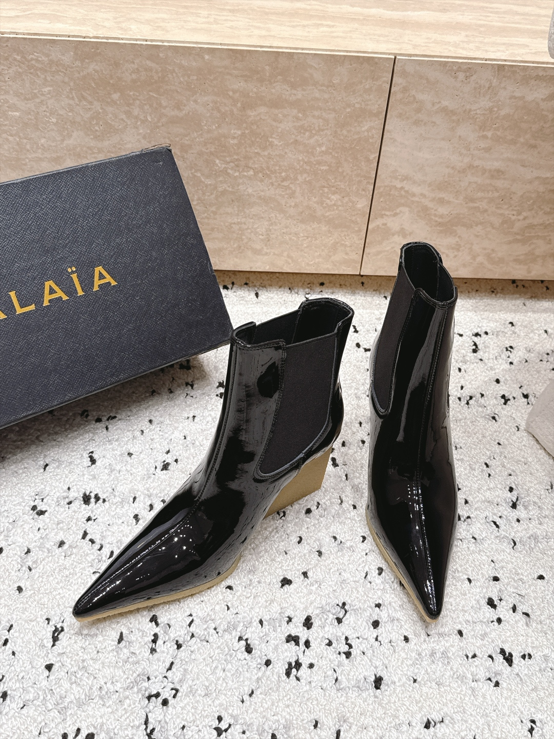 ALAIA～2026vs早秋尖头松紧坡跟短靴 一双完美取代的新型时尚短靴，配上不同款式，不同风格都能轻松驾驭，无论牛仔裤