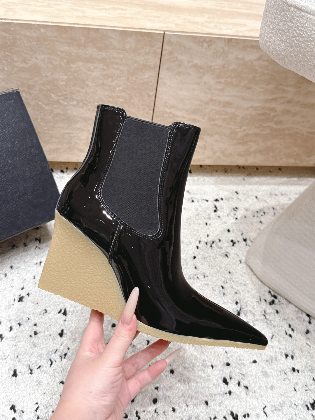 ALAIA～2026vs早秋尖头松紧坡跟短靴 一双完美取代的新型时尚短靴，配上不同款式，不同风格都能轻松驾驭，无论牛仔裤