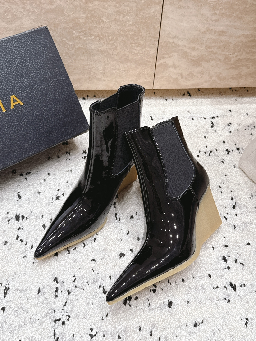 ALAIA～2026vs早秋尖头松紧坡跟短靴 一双完美取代的新型时尚短靴，配上不同款式，不同风格都能轻松驾驭，无论牛仔裤