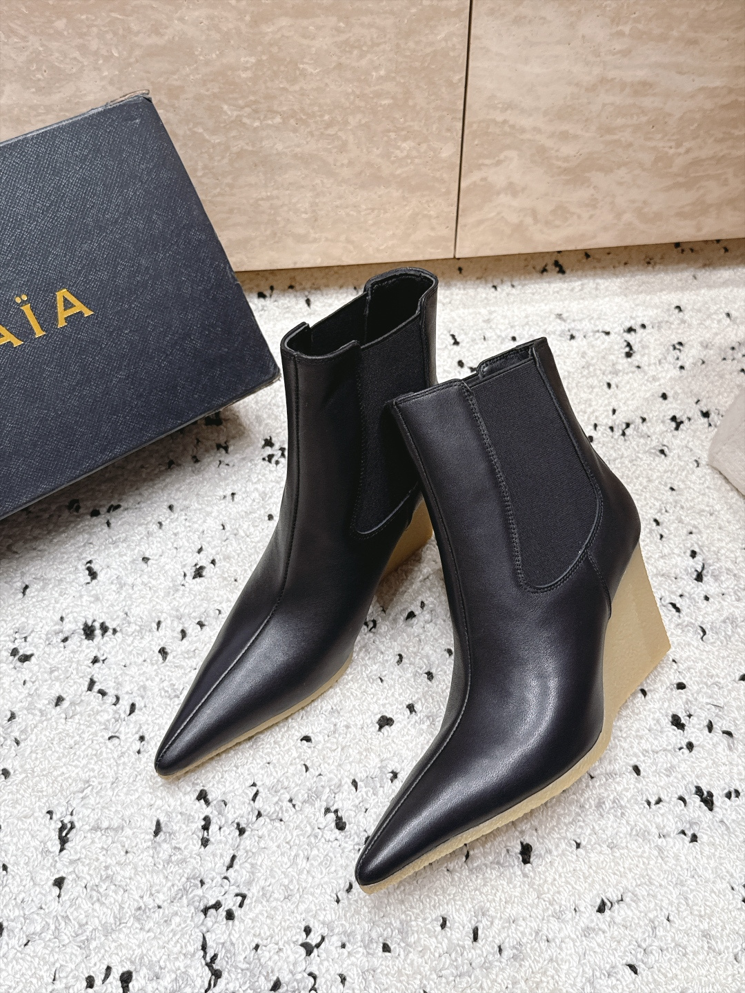 ALAIA～2026vs早秋尖头松紧坡跟短靴 一双完美取代的新型时尚短靴，配上不同款式，不同风格都能轻松驾驭，无论牛仔裤
