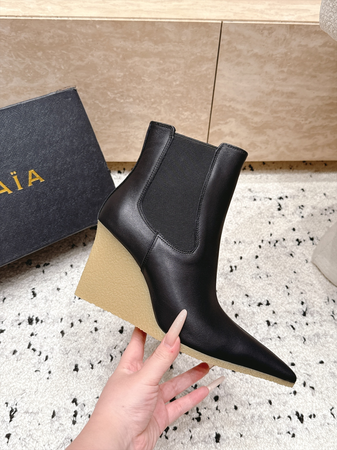 ALAIA～2026vs早秋尖头松紧坡跟短靴 一双完美取代的新型时尚短靴，配上不同款式，不同风格都能轻松驾驭，无论牛仔裤