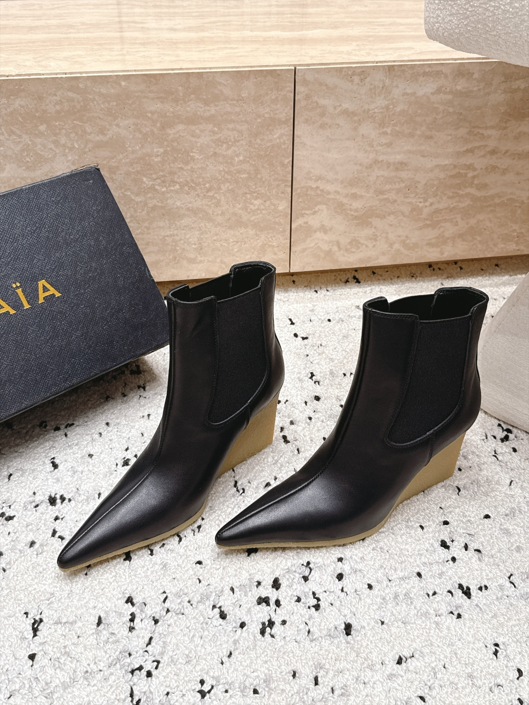 ALAIA～2026vs早秋尖头松紧坡跟短靴 一双完美取代的新型时尚短靴，配上不同款式，不同风格都能轻松驾驭，无论牛仔裤