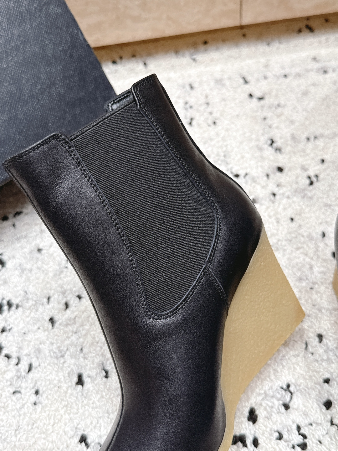 ALAIA～2026vs早秋尖头松紧坡跟短靴 一双完美取代的新型时尚短靴，配上不同款式，不同风格都能轻松驾驭，无论牛仔裤