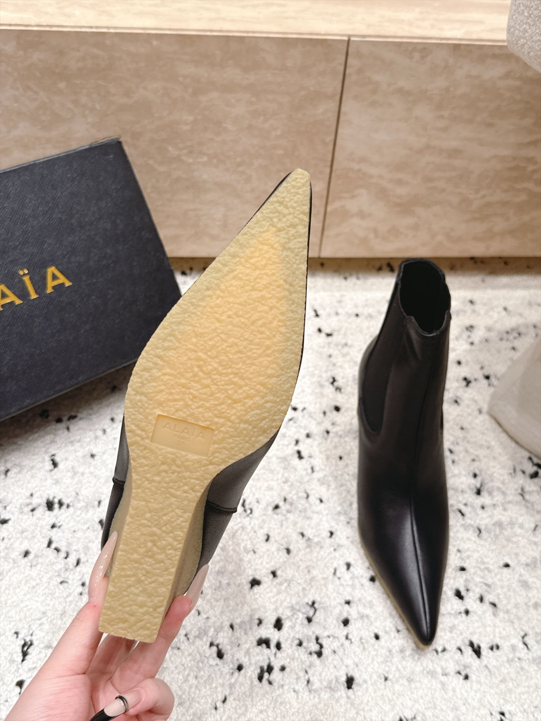 ALAIA～2026vs早秋尖头松紧坡跟短靴 一双完美取代的新型时尚短靴，配上不同款式，不同风格都能轻松驾驭，无论牛仔裤