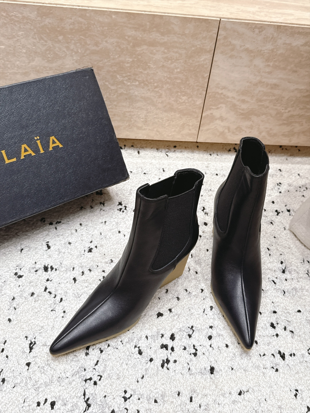 ALAIA～2026vs早秋尖头松紧坡跟短靴 一双完美取代的新型时尚短靴，配上不同款式，不同风格都能轻松驾驭，无论牛仔裤