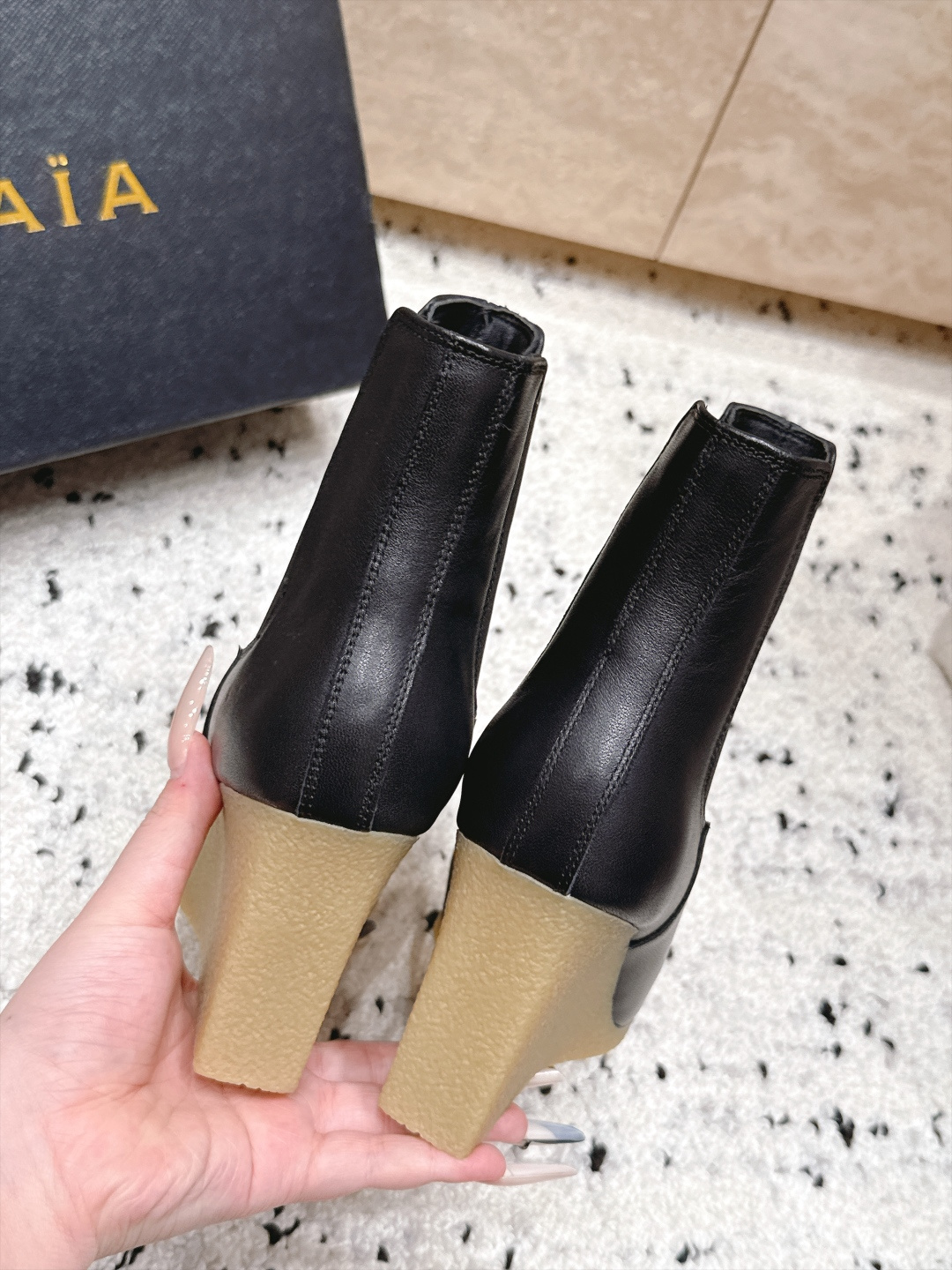 ALAIA～2026vs早秋尖头松紧坡跟短靴 一双完美取代的新型时尚短靴，配上不同款式，不同风格都能轻松驾驭，无论牛仔裤