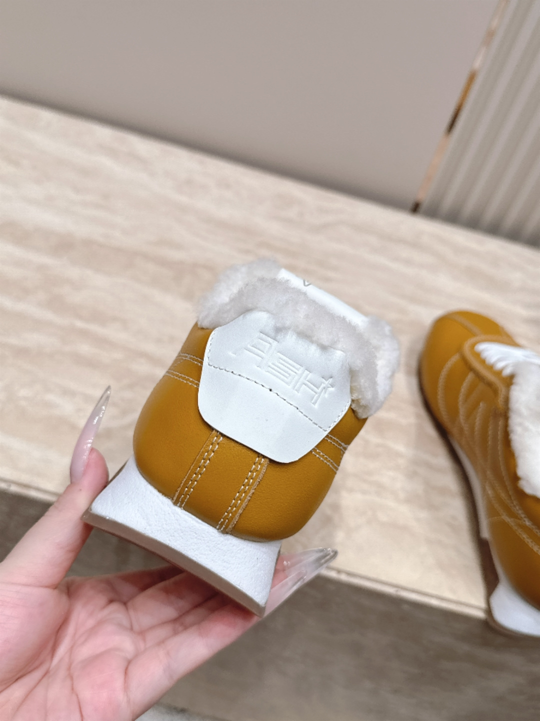 毛里   ASH艾熙小众～休闲圆头毛里休闲鞋   ASH富有独特美式复古风格，以扎实的皮革鞋身与复古氛围的百搭外型，获得