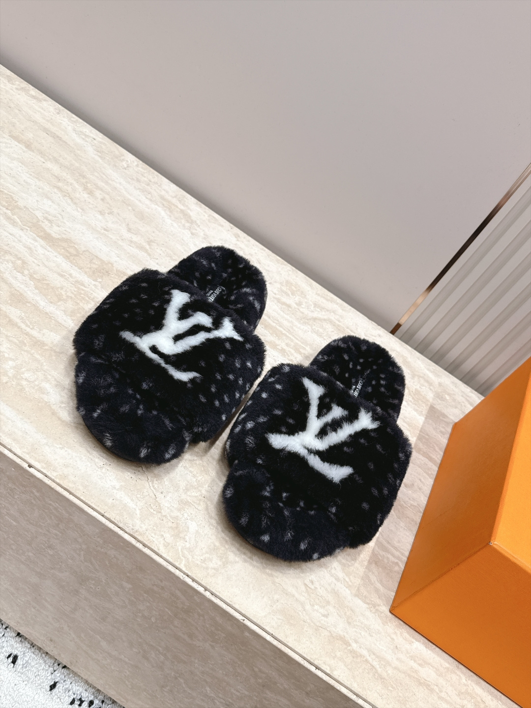 LV 新款毛毛包头拖鞋! 这款毛拖真的是真太可爱了 柔软蓬松的毛毛,舒服暖脚! 增高显腿长! 秋冬搭配袜子休闲又慵懒 上 LV 新款毛毛包头拖鞋! 这款毛拖真的是真太可爱了 柔软蓬松的毛毛,舒服暖脚! 增高显腿长! 秋冬搭配袜子休闲又慵懒 上