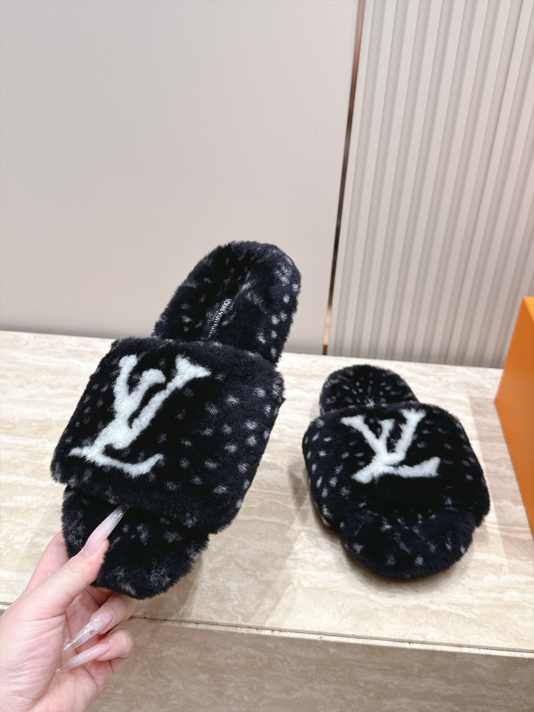 LV 新款毛毛包头拖鞋! 这款毛拖真的是真太可爱了 柔软蓬松的毛毛,舒服暖脚! 增高显腿长! 秋冬搭配袜子休闲又慵懒 上 LV 新款毛毛包头拖鞋! 这款毛拖真的是真太可爱了 柔软蓬松的毛毛,舒服暖脚! 增高显腿长! 秋冬搭配袜子休闲又慵懒 上