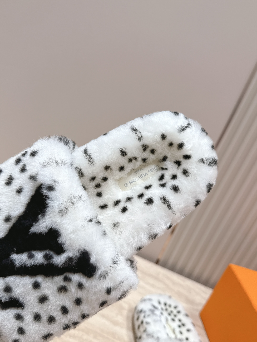 LV 新款毛毛包头拖鞋！ 这款毛拖真的是真太可爱了 柔软蓬松的毛毛，舒服暖脚! 增高显腿长! 秋冬搭配袜子休闲又慵懒 上