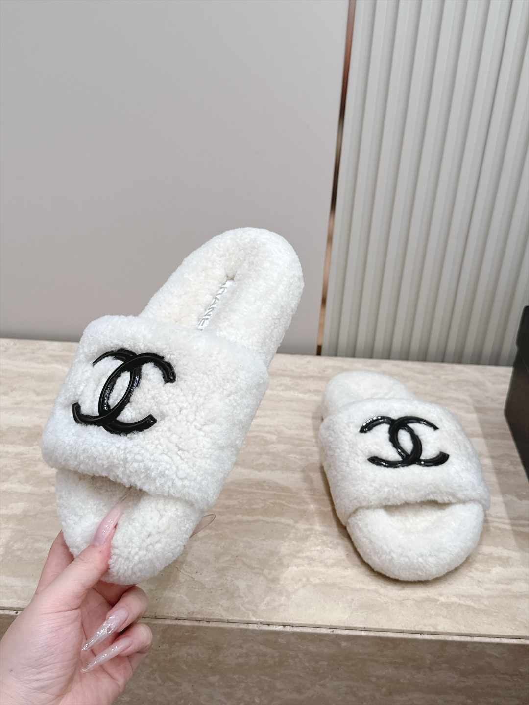 Chanel 香奈儿 新款毛毛包头拖鞋！ 这款毛拖真的是真太可爱了 柔软蓬松的毛毛，舒服暖脚! 增高显腿长! 秋冬搭配袜