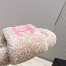 Chanel 香奈儿 新款毛毛包头拖鞋! 这款毛拖真的是真太可爱了 柔软蓬松的毛毛,舒服暖脚! 增高显腿长! 秋冬搭配袜 Chanel 香奈儿 新款毛毛包头拖鞋! 这款毛拖真的是真太可爱了 柔软蓬松的毛毛,舒服暖脚! 增高显腿长! 秋冬搭配袜
