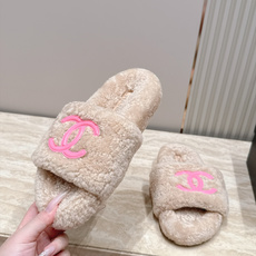 Chanel 香奈儿 新款毛毛包头拖鞋! 这款毛拖真的是真太可爱了 柔软蓬松的毛毛,舒服暖脚! 增高显腿长! 秋冬搭配袜 Chanel 香奈儿 新款毛毛包头拖鞋! 这款毛拖真的是真太可爱了 柔软蓬松的毛毛,舒服暖脚! 增高显腿长! 秋冬搭配袜