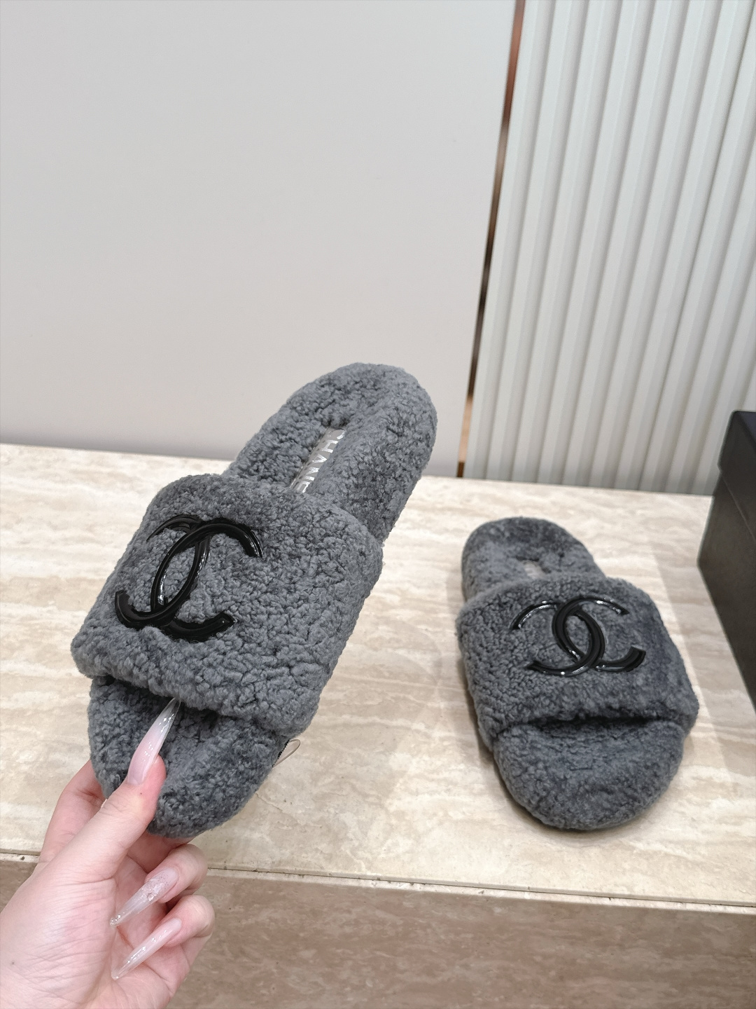 Chanel 香奈儿 新款毛毛包头拖鞋！ 这款毛拖真的是真太可爱了 柔软蓬松的毛毛，舒服暖脚! 增高显腿长! 秋冬搭配袜