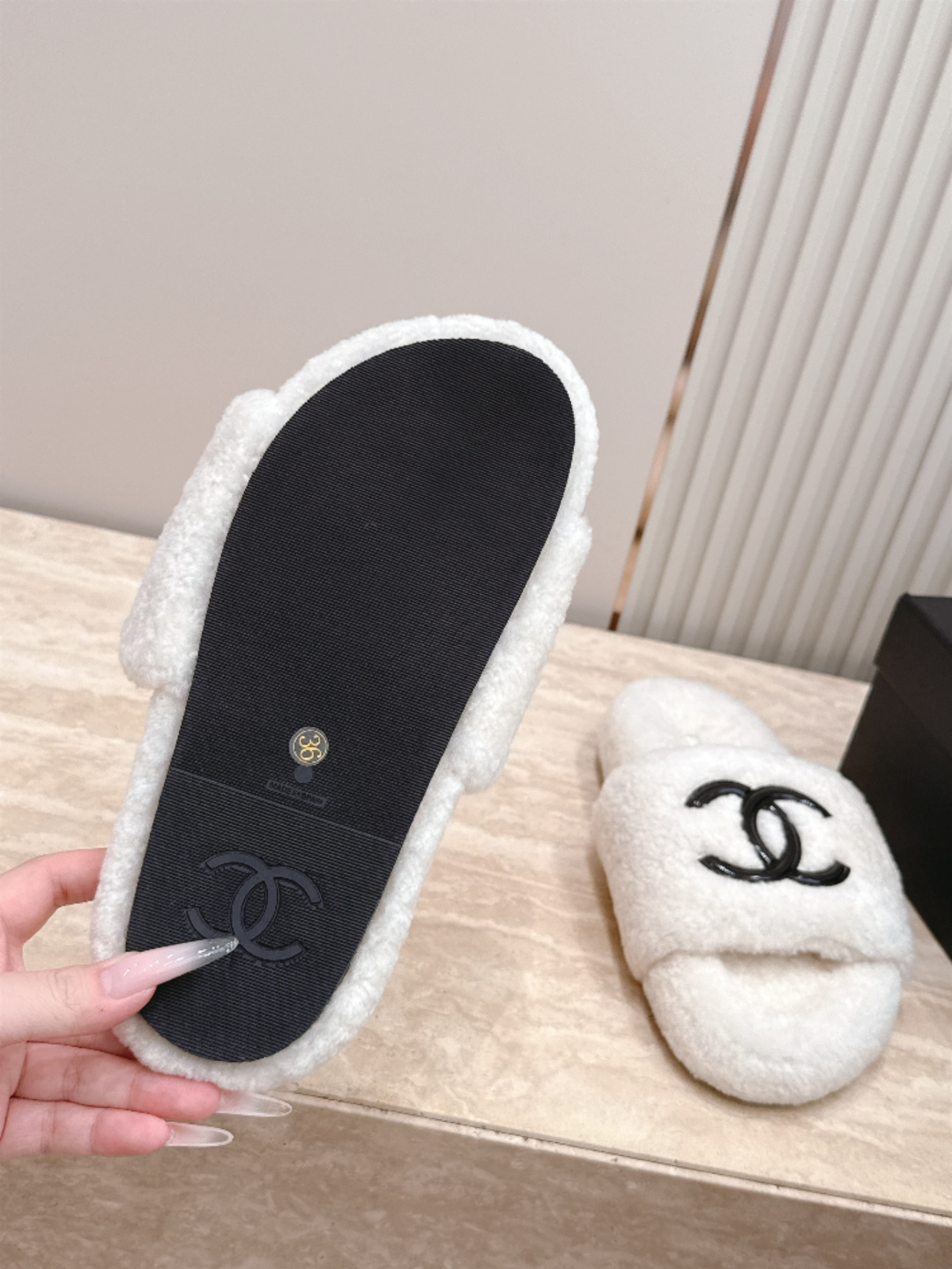 Chanel 香奈儿 新款毛毛包头拖鞋！ 这款毛拖真的是真太可爱了 柔软蓬松的毛毛，舒服暖脚! 增高显腿长! 秋冬搭配袜