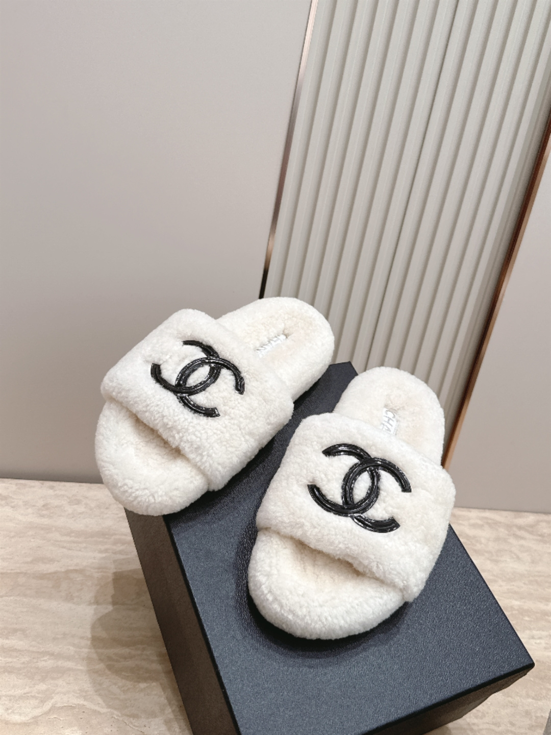 Chanel 香奈儿 新款毛毛包头拖鞋！ 这款毛拖真的是真太可爱了 柔软蓬松的毛毛，舒服暖脚! 增高显腿长! 秋冬搭配袜