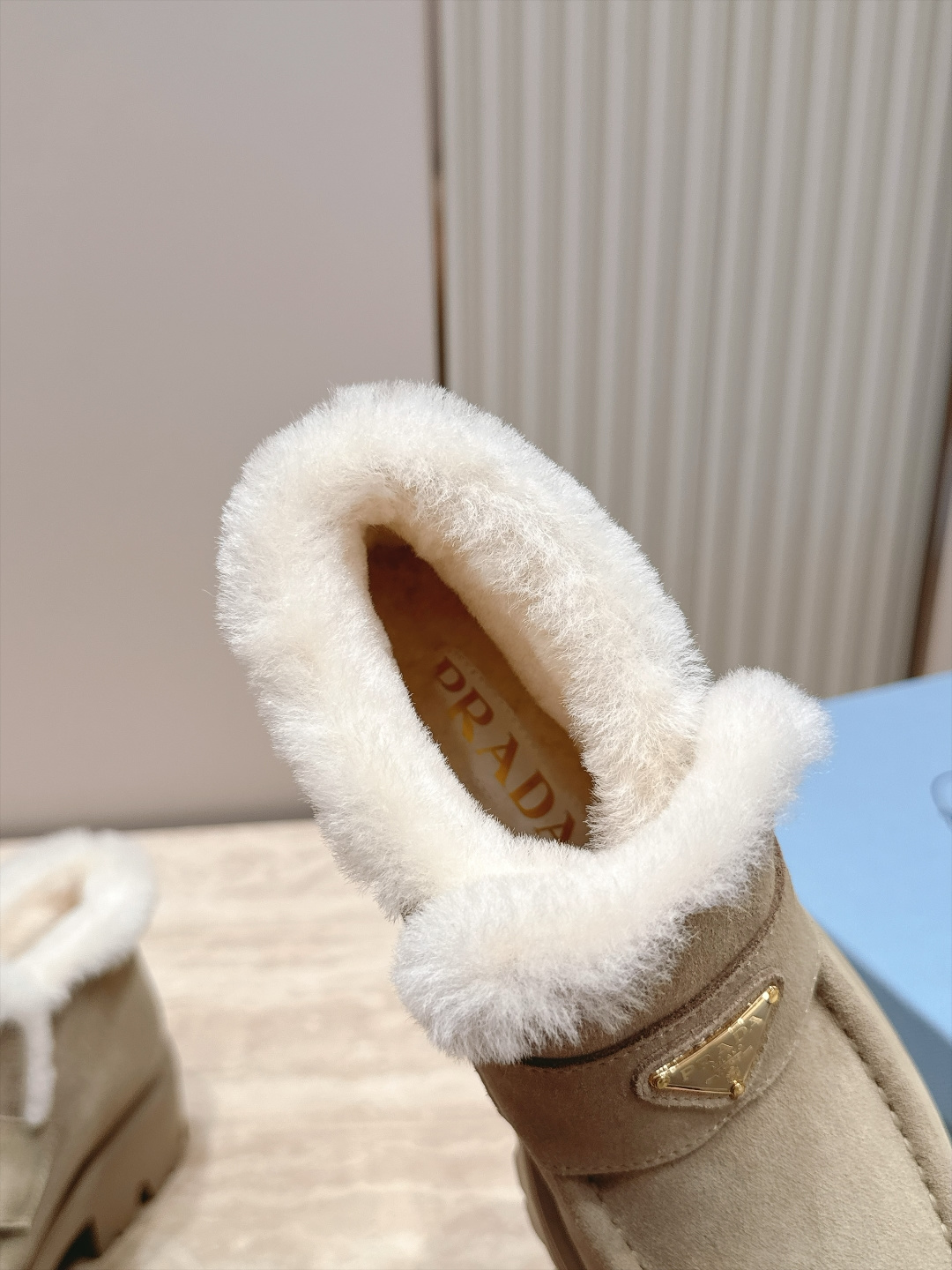 Prada普拉达厚底复古羊毛马丁短靴 经典齿轮厚底 搭配三角扣 简约大气时尚百搭 面料牛皮 牛猄 内里垫脚透染羊毛 柔软 Prada普拉达厚底复古羊毛马丁短靴 经典齿轮厚底 搭配三角扣 简约大气时尚百搭 面料牛皮 牛猄 内里垫脚透染羊毛 柔软