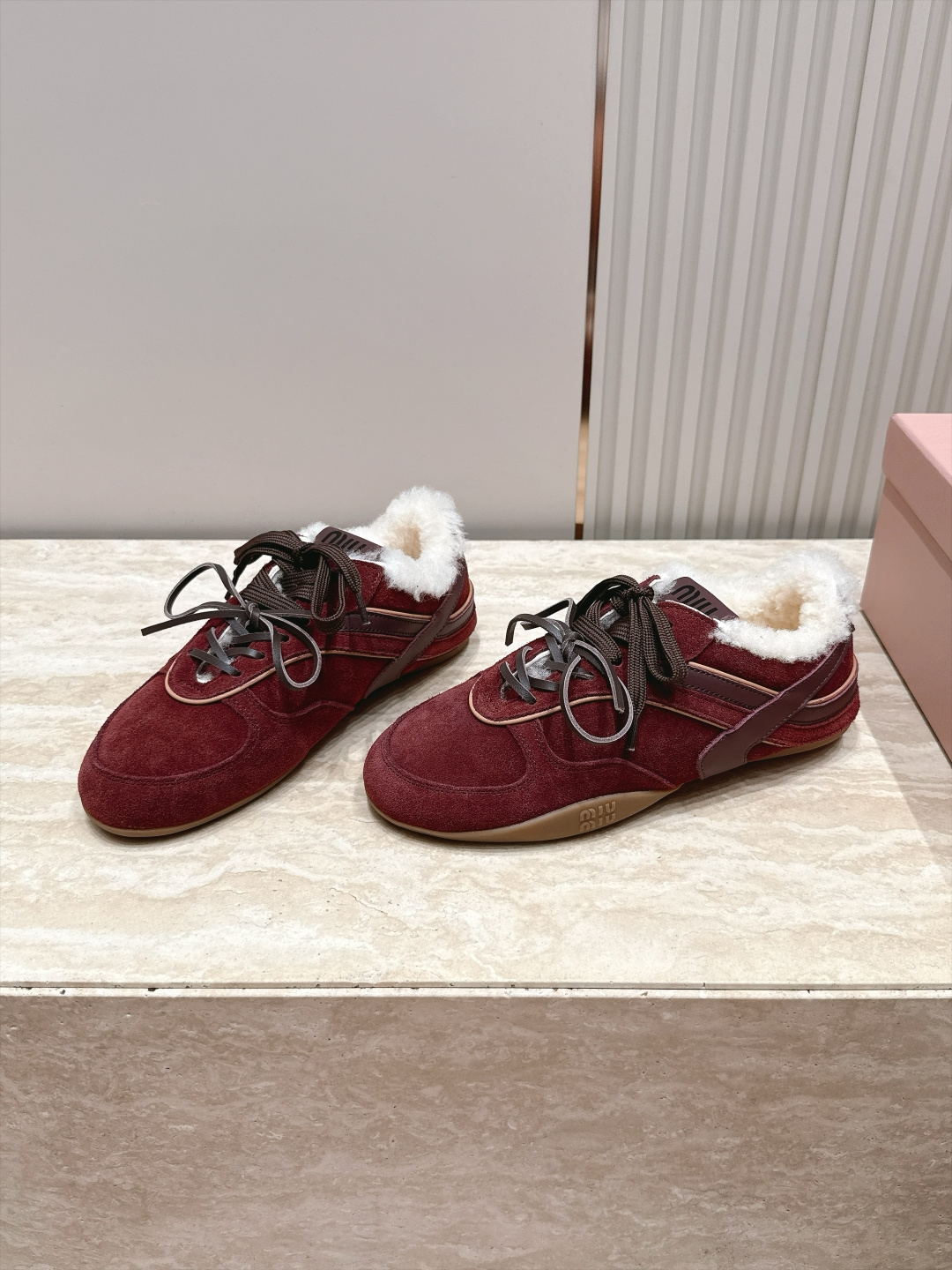 Miu Miu 26秋冬新款羊毛 复古德训鞋 休闲运动鞋 休闲鞋秀场工艺来自Miu Miu系列的细节特写 新季的潮流此刻