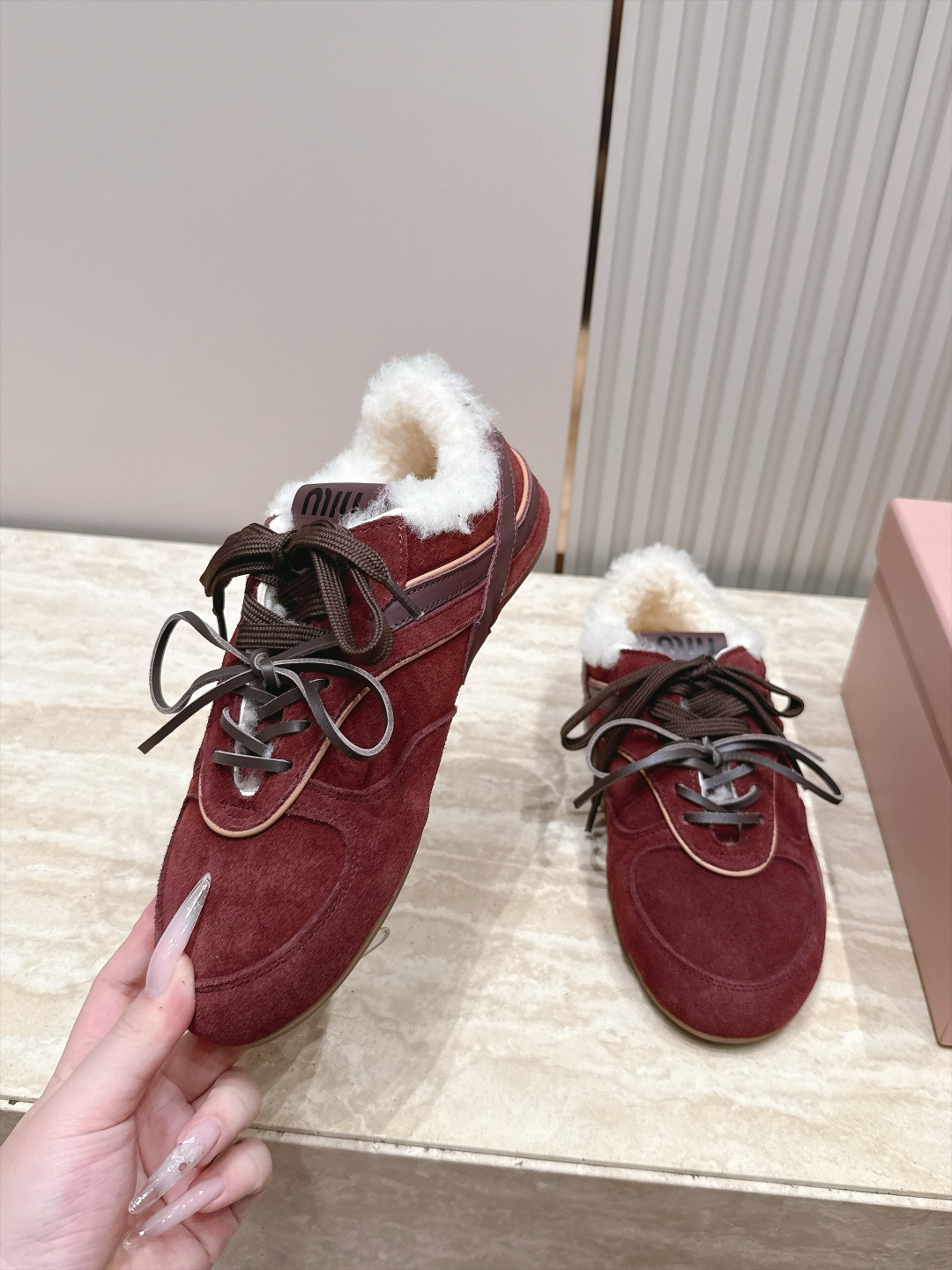 Miu Miu 26秋冬新款羊毛 复古德训鞋 休闲运动鞋 休闲鞋秀场工艺来自Miu Miu系列的细节特写 新季的潮流此刻 Miu Miu 26秋冬新款羊毛 复古德训鞋 休闲运动鞋 休闲鞋秀场工艺来自Miu Miu系列的细节特写 新季的潮流此刻