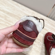 Miu Miu 26秋冬新款羊毛 复古德训鞋 休闲运动鞋 休闲鞋秀场工艺来自Miu Miu系列的细节特写 新季的潮流此刻 Miu Miu 26秋冬新款羊毛 复古德训鞋 休闲运动鞋 休闲鞋秀场工艺来自Miu Miu系列的细节特写 新季的潮流此刻