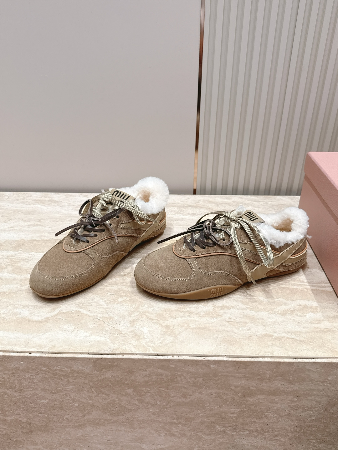 Miu Miu 26秋冬新款羊毛 复古德训鞋 休闲运动鞋 休闲鞋秀场工艺来自Miu Miu系列的细节特写 新季的潮流此刻