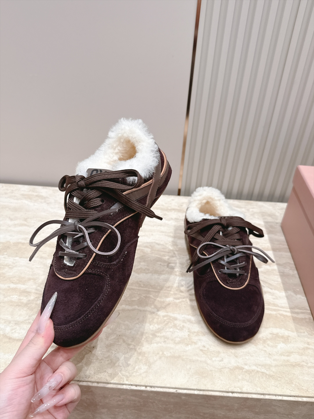 Miu Miu 26秋冬新款羊毛 复古德训鞋 休闲运动鞋 休闲鞋秀场工艺来自Miu Miu系列的细节特写 新季的潮流此刻 Miu Miu 26秋冬新款羊毛 复古德训鞋 休闲运动鞋 休闲鞋秀场工艺来自Miu Miu系列的细节特写 新季的潮流此刻