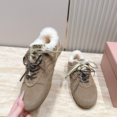 Miu Miu 26秋冬新款羊毛 复古德训鞋 休闲运动鞋 休闲鞋秀场工艺来自Miu Miu系列的细节特写 新季的潮流此刻 Miu Miu 26秋冬新款羊毛 复古德训鞋 休闲运动鞋 休闲鞋秀场工艺来自Miu Miu系列的细节特写 新季的潮流此刻