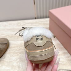 Miu Miu 26秋冬新款羊毛 复古德训鞋 休闲运动鞋 休闲鞋秀场工艺来自Miu Miu系列的细节特写 新季的潮流此刻 Miu Miu 26秋冬新款羊毛 复古德训鞋 休闲运动鞋 休闲鞋秀场工艺来自Miu Miu系列的细节特写 新季的潮流此刻