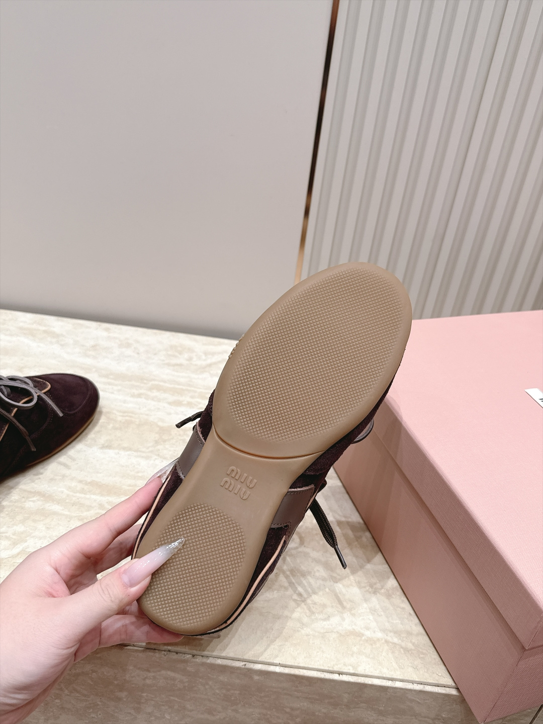 Miu Miu 26秋冬新款羊毛 复古德训鞋 休闲运动鞋 休闲鞋秀场工艺来自Miu Miu系列的细节特写 新季的潮流此刻 Miu Miu 26秋冬新款羊毛 复古德训鞋 休闲运动鞋 休闲鞋秀场工艺来自Miu Miu系列的细节特写 新季的潮流此刻