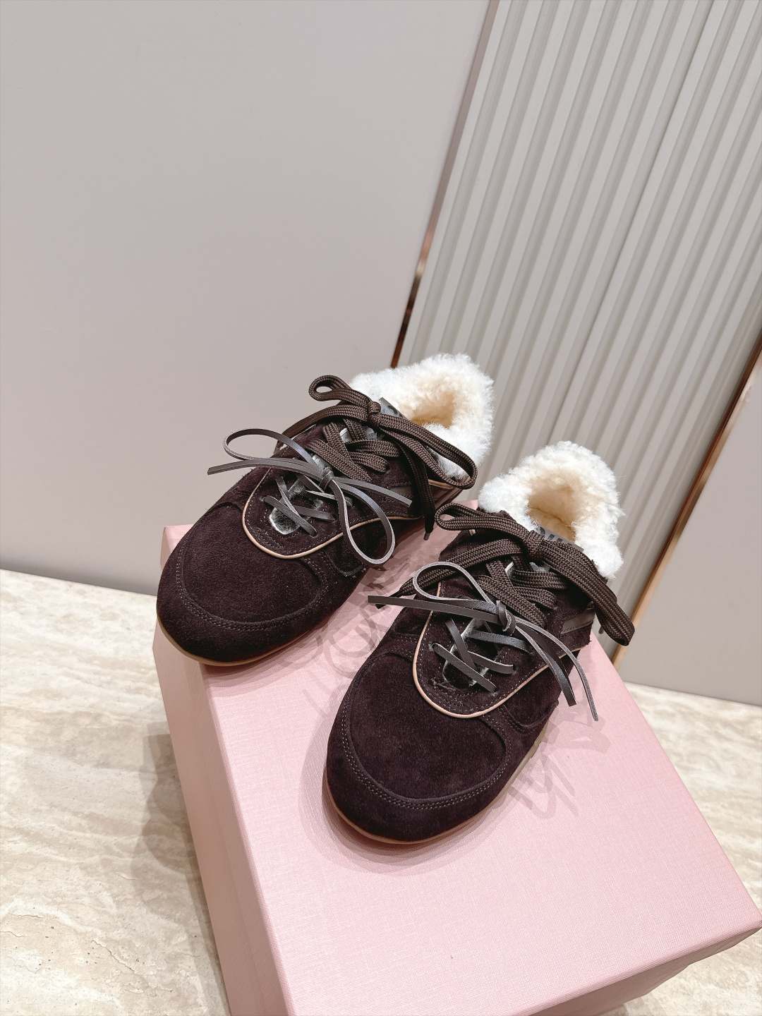 Miu Miu 26秋冬新款羊毛 复古德训鞋 休闲运动鞋 休闲鞋秀场工艺来自Miu Miu系列的细节特写 新季的潮流此刻 Miu Miu 26秋冬新款羊毛 复古德训鞋 休闲运动鞋 休闲鞋秀场工艺来自Miu Miu系列的细节特写 新季的潮流此刻