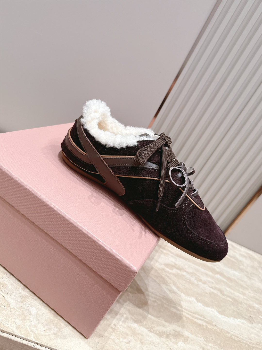 Miu Miu 26秋冬新款羊毛 复古德训鞋 休闲运动鞋 休闲鞋秀场工艺来自Miu Miu系列的细节特写 新季的潮流此刻 Miu Miu 26秋冬新款羊毛 复古德训鞋 休闲运动鞋 休闲鞋秀场工艺来自Miu Miu系列的细节特写 新季的潮流此刻