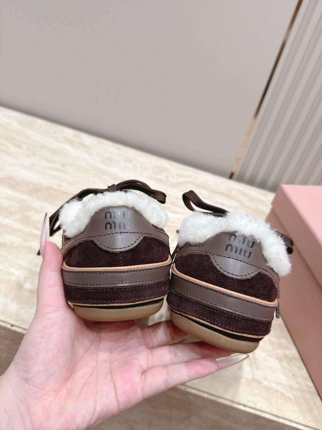 Miu Miu 26秋冬新款羊毛 复古德训鞋 休闲运动鞋 休闲鞋秀场工艺来自Miu Miu系列的细节特写 新季的潮流此刻 Miu Miu 26秋冬新款羊毛 复古德训鞋 休闲运动鞋 休闲鞋秀场工艺来自Miu Miu系列的细节特写 新季的潮流此刻