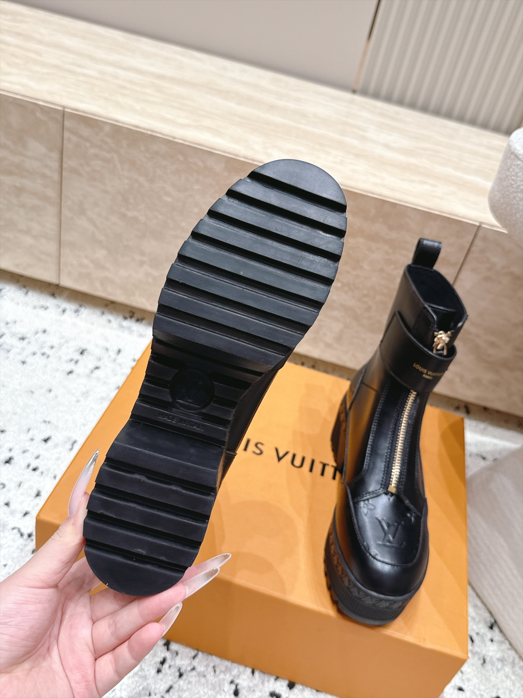高版本 Lv驴牌 经典高跟马丁靴沙滩靴系列---原版一比一复刻 可对比细节 楦形 材料 大底等 鞋面牛皮/绒布电绣花 老