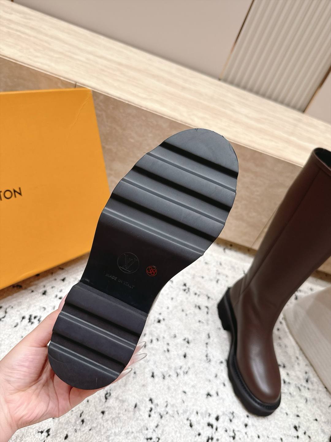 LV 26 秋冬系列_厚底高筒长靴 全原版牛皮打造 高级感满满,有深棕麂皮、咖色牛皮、奶白软皮三种选择。流畅直筒靴型, LV 26 秋冬系列_厚底高筒长靴 全原版牛皮打造 高级感满满,有深棕麂皮、咖色牛皮、奶白软皮三种选择。流畅直筒靴型,
