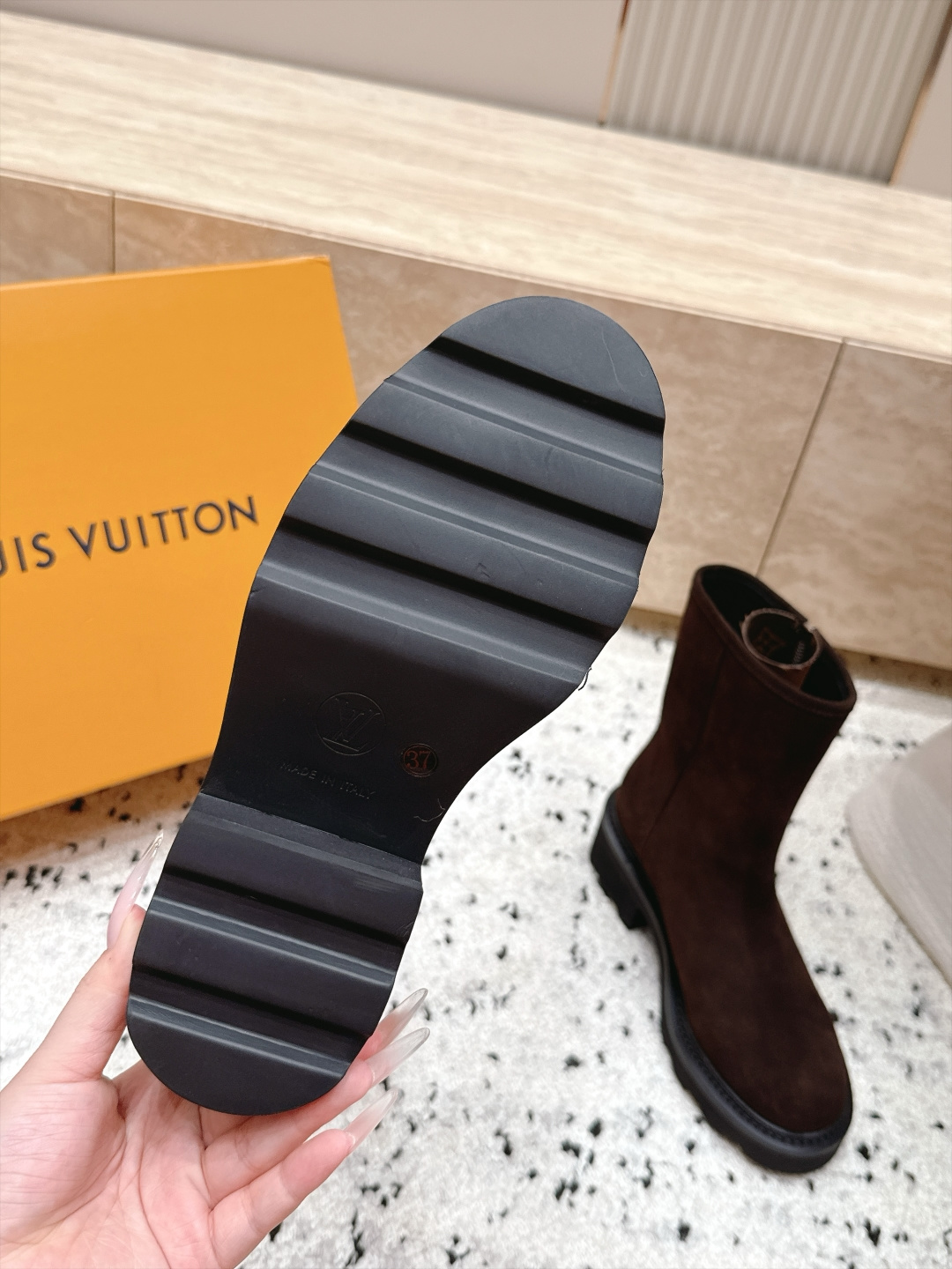 LV 26 秋冬系列_厚底短靴 全原版牛皮打造 高级感满满,有深棕麂皮、咖色牛皮、奶白软皮三种选择。流畅直筒靴型,修饰 LV 26 秋冬系列_厚底短靴 全原版牛皮打造 高级感满满,有深棕麂皮、咖色牛皮、奶白软皮三种选择。流畅直筒靴型,修饰