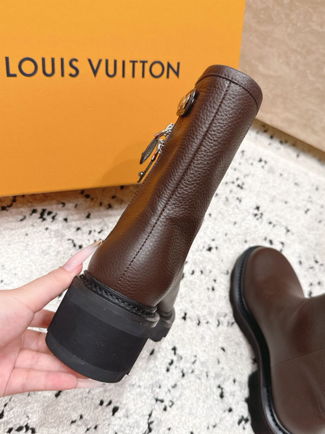 LV 26 秋冬系列_厚底短靴 全原版牛皮打造  高级感满满，有深棕麂皮、咖色牛皮、奶白软皮三种选择。流畅直筒靴型，修饰