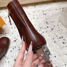 LV 秋冬系列-水晶方跟短靴 LV这款高跟短靴把优雅感拉满,黑、深棕、焦糖三色可选,圆润鞋头柔和修饰脚型,利落短靴筒贴合 LV 秋冬系列-水晶方跟短靴 LV这款高跟短靴把优雅感拉满,黑、深棕、焦糖三色可选,圆润鞋头柔和修饰脚型,利落短靴筒贴合